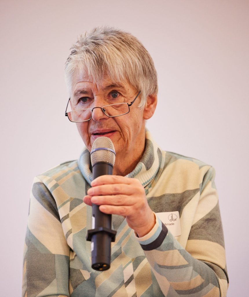 Sigrid am Mikrophon